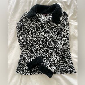 Long sleeve cheetah print collared top.